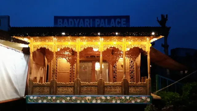 Luxury Inn Badyari Palace Houseboat (Best Srinagar Houseboats)