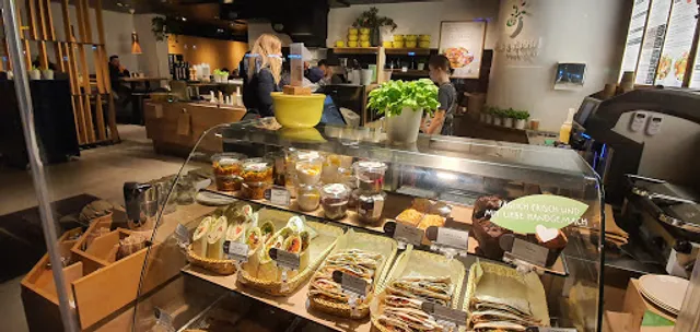 dean&david | Bowls, Salate, Curries & Snacks in München, Leopoldstraße