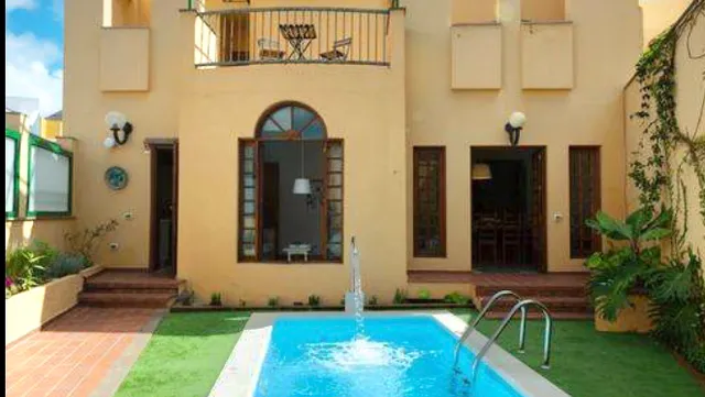 The Yellow House Climatized Pool+Solarium+Parking. Vivienda Vacacional.