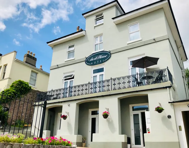 Ascot House Hotel