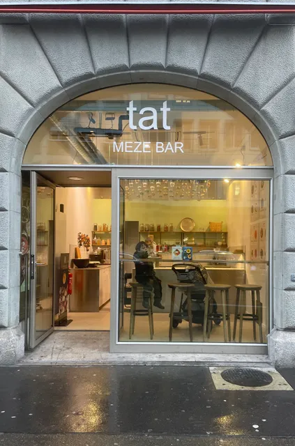 tat Meze Bar am Tag & Toastery at Night