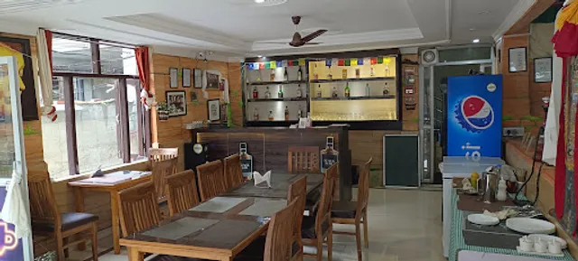 Uptown Restaurant & Bar