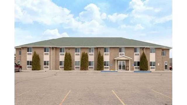 Super 8 by Wyndham Bottineau