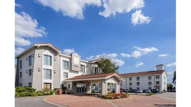 La Quinta Inn by Wyndham Pittsburgh Airport
