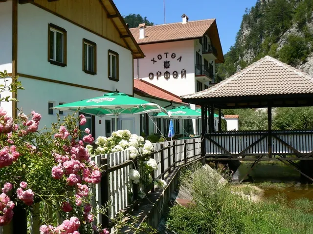 Семеен хотел "Орфей" Тешел