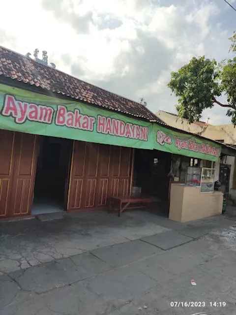 Warung Makan Ayam Bakar “Handayani”