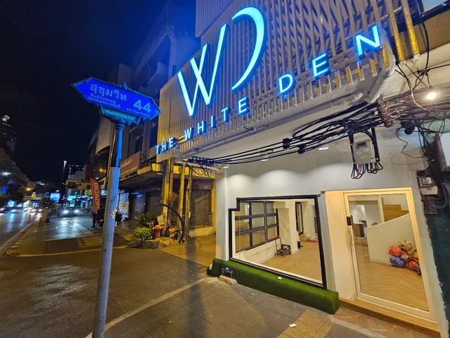 THE WHITE DEN@SUKHUMVIT