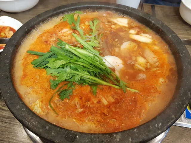 돌집부대찌개