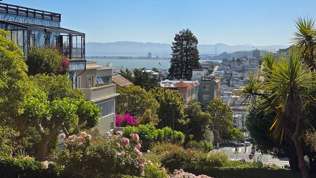 Lombard St & Lyon St