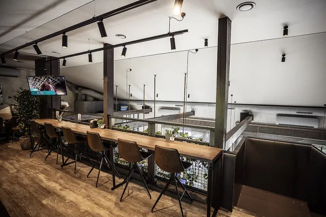 400 Degrees, Restaurant