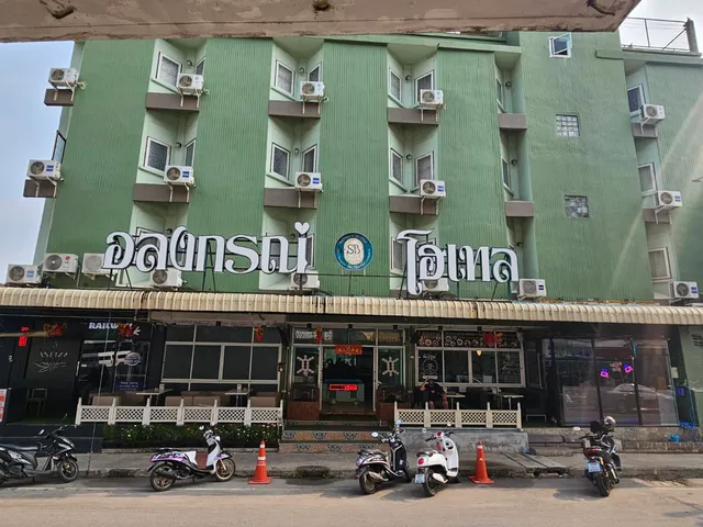 Alongkorn Hotel by SB