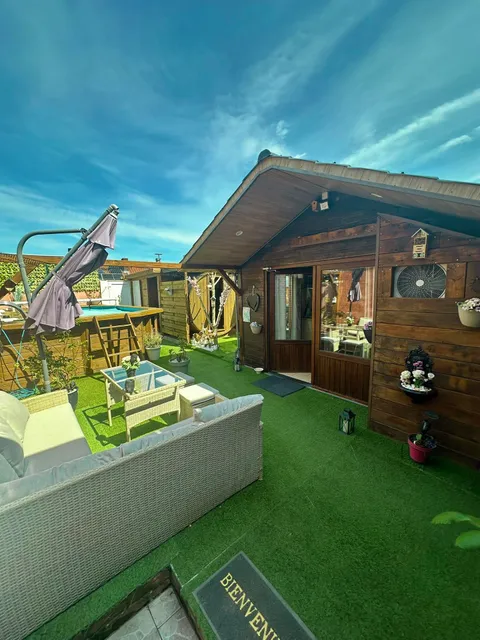 Au Tiny chalet ,espace détente ,chambre privative pour nuitée,Sauna,jacuzzi sous véranda chauffée.