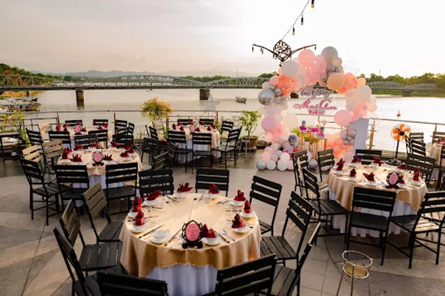 Song Huong Floating Restaurant