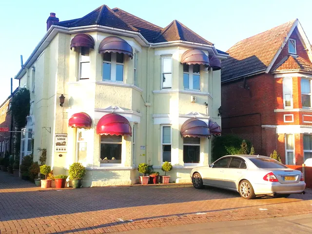 Hunters Lodge, Guest House