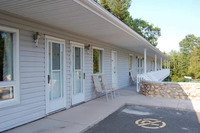 Motel 7 Inn & Suites