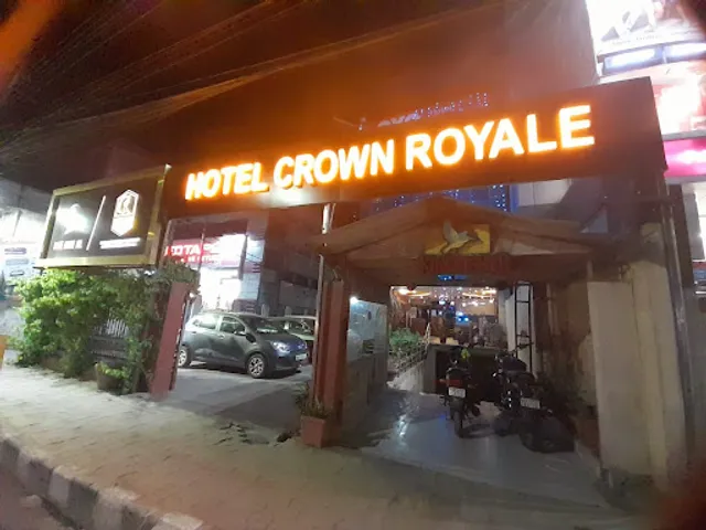 Curry Club Bar & Restaurant (Hotel Crown Royale)