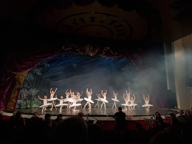 Kontsertnyy Zal Otelya "Sankt-Peterburg" Russkogo Baleta, Avrora Kholl