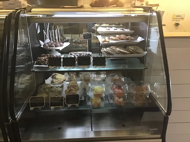 Artsy Cakes And Bakery