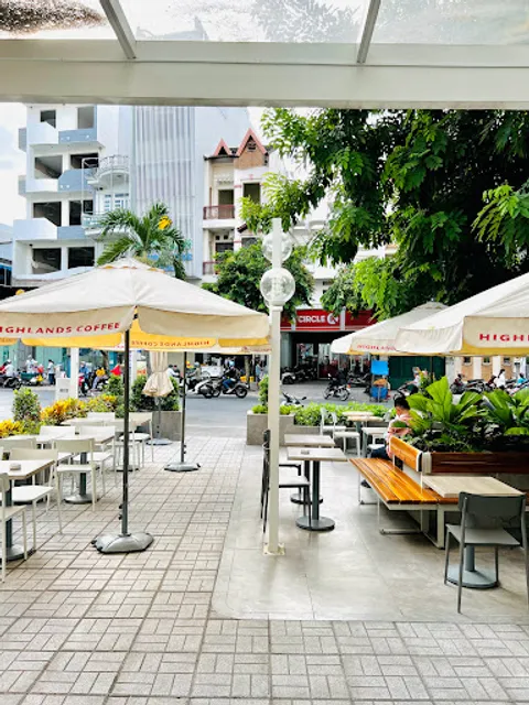 Highlands Coffee 1B Phổ Quang