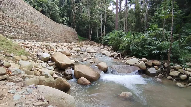 Berembun Pantai Mountain Waterfall