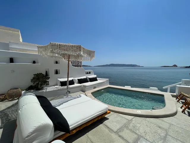 Captain Zeppos Suites & Villa