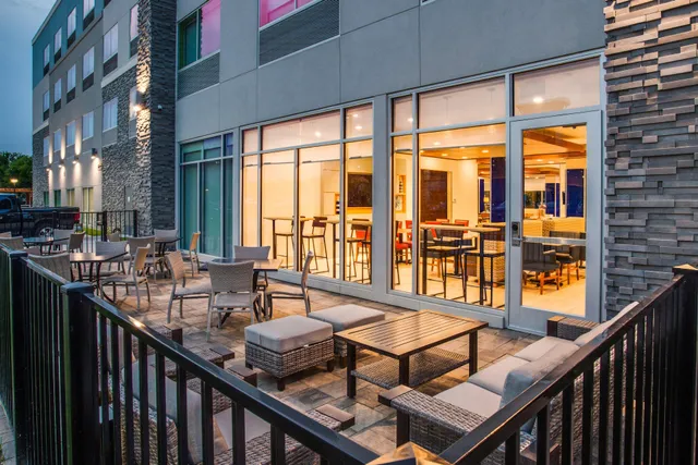 Holiday Inn Express & Suites Denton South by IHG