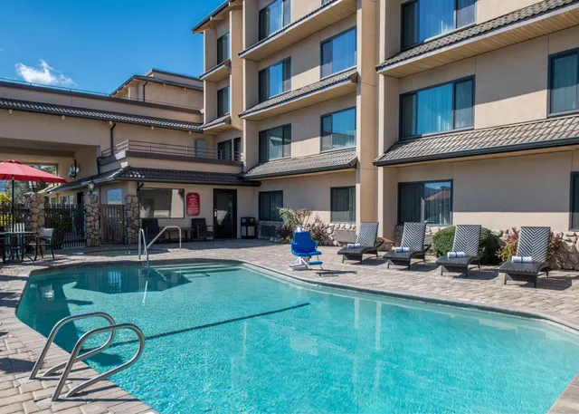 Yosemite Southgate Hotel and Suites