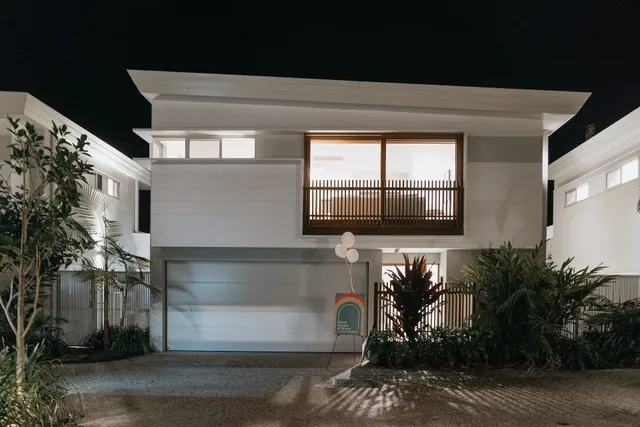 Fat Frog - BEACH HOUSES OF BYRON