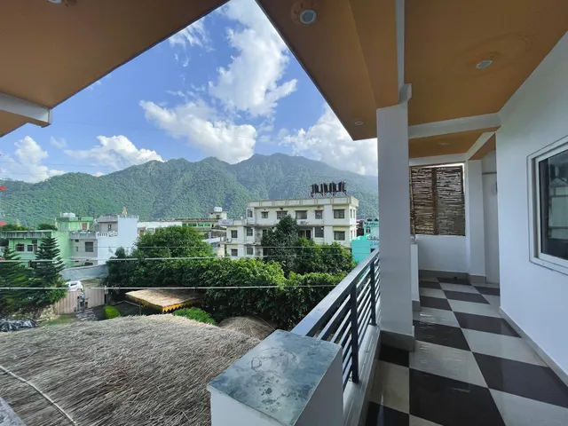 12 Monks Rishikesh | Backpacker Hostel | Music Events | Cafe | Private Rooms