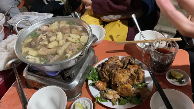 Lẩu gà lá é Đà Lạt