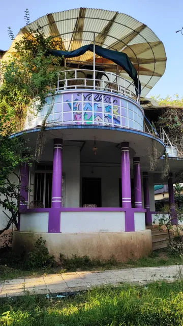 Johnson's Homestay with Pool & Eco houseboat near town beach