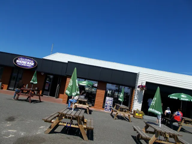 Lyons Winkups The Horizon Show Bar