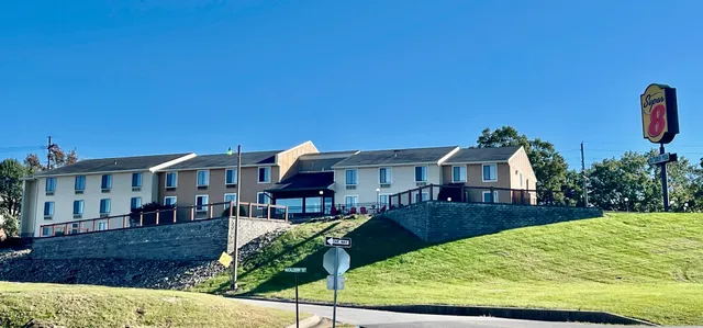 Super 8 by Wyndham Hannibal