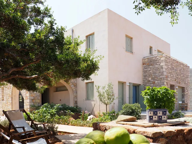 Skinammos Studios & Suites