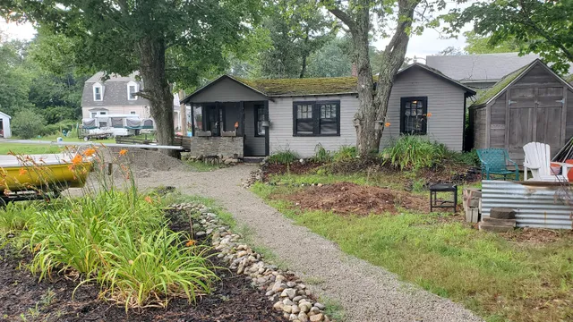 Seafarer Inn And Cottages Welcomes You!