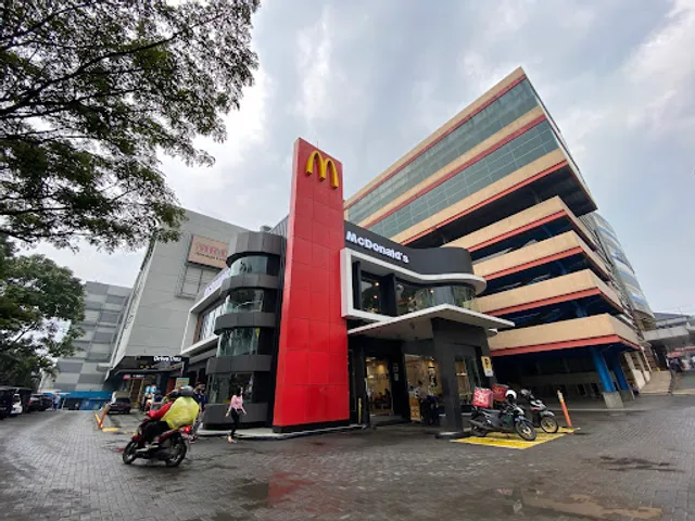 Mcd Istana Plaza