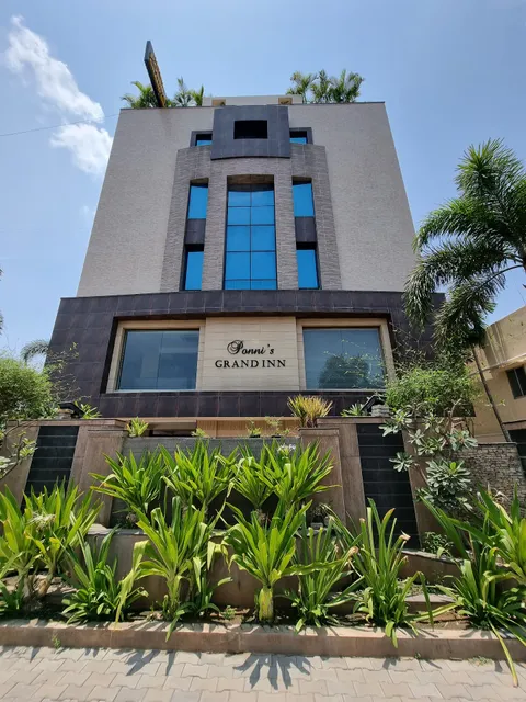 Ponni's Grand Inn
