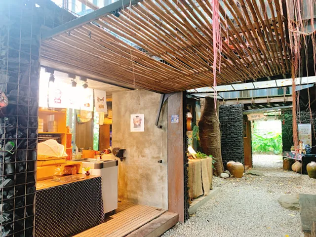 厚食聚落 以及其他共15棟獨立建物不同營運內容，和戶外寬闊空間。