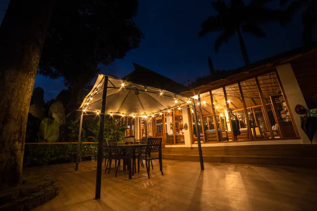 The River House - Upscale Lodge