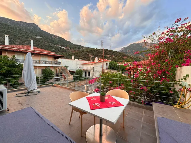 Ianos Maisonette - Seafront, Beach Stone House