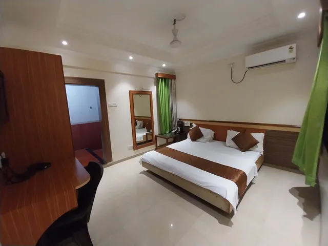 Hotel OM Park- walkable Distance from Sai Baba Temple