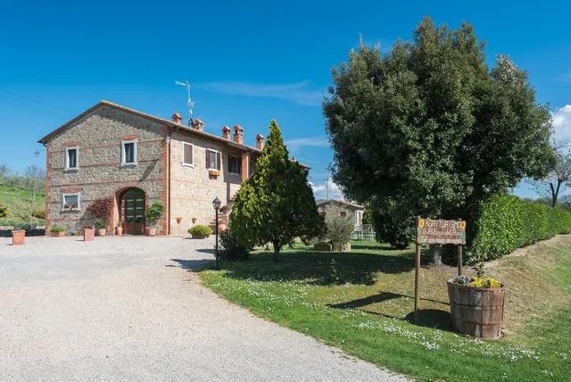 Farm "Pope's Palaces" in Val d'Orcia