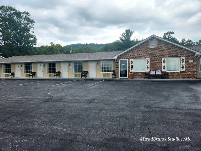 Fox Mountain Inn - American Owned and Operated