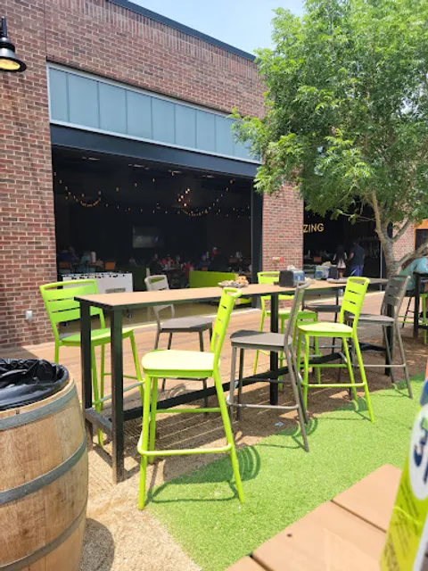 Chicken N Pickle - Grapevine