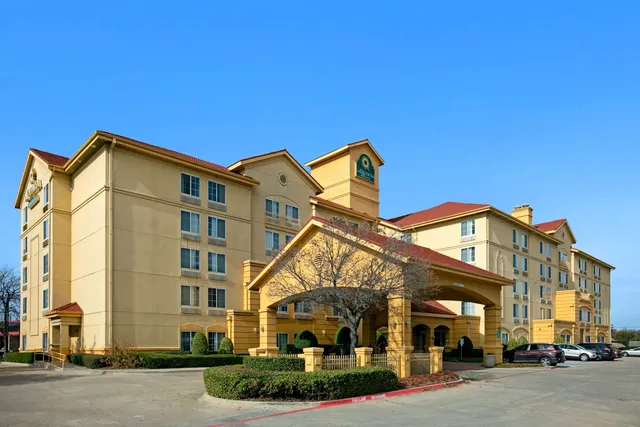 La Quinta Inn & Suites by Wyndham DFW Airport South / Irving