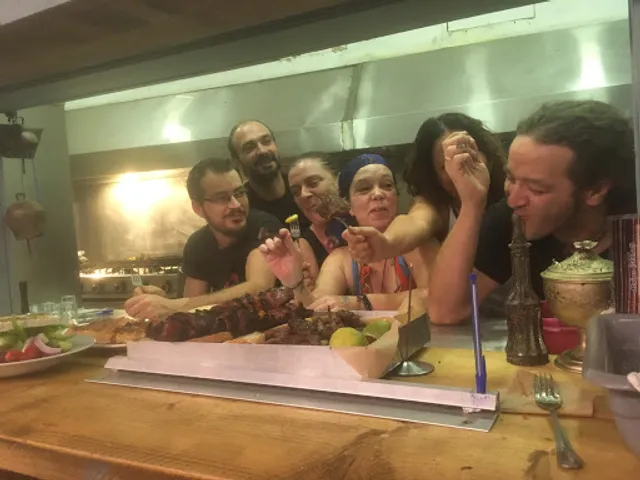 Στου Βαλέσα - Όλα στη Λαδόκολλα