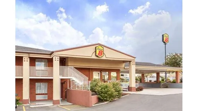 Super 8 by Wyndham Salina/Scenic Hills Area