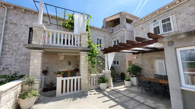 STONE HOUSE APARTMENTS Didini Dvori