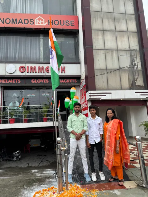 Nomads House: Bunkstay Hotel and Cafe