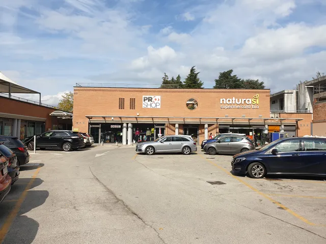 C. COMMERCIALE LE MURA LUCCA